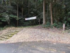 �o�������35�����x�ŎR�����̏��Ɏ���B�䍂��300�����x�ł��邪�A�Βi�������Ă���ō������҂����Ƃ��ł���B���䕪�̒��ԃX�y�[�X������B