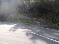 ���c�邩���U�����ɉ���ē쉺����ƎR�ւ̓���������B���Ȃ�ɏオ��Α��ۊۂ̖{�ە����Ɏ���B