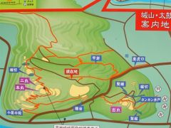 �O���E���h�i��̊s�ՂƂ����j�Ɏ��ӈē��}������A���̕t�߂ɒ��Ԃł���B