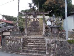 ��_�Ђ̐Βi�B���Ȃ�}�ł���B��荞�߂Ύ����Ԃŗ�_�Ж{�a�ӂ�܂ŏオ�邱�Ƃ��ł���B