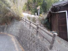 ���ԏꂩ�班���i�ނƁu��R��܂�300m�v�̕W��������B�K�i��o���Đi�ށB�k��������ꂽ��(�H)�̊Ԃ�i�ޓ��͂��Ȃ�r��Ă���B�������炦�ɋC��t����ꂽ���B