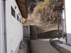 ���T�V�{�a�쑤����R�ɏオ�铹�ɓ���B��Ղ��班���オ��ƕ��R�ʂł���B�䍂��20�����x�ł���B