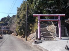 ��J�_�Ђ̒����B�����̎�O�ɐ���������A�Βi��o���Đ_�Ћ����ƂȂ����W�ȗւɓ���B�䍂50m���x�ł���B